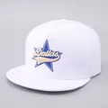 Gorra blanca de visera plana con bordado de estrella de Dallas en algodón de alta calidad - Ajustable / Blanco Letra de Pentagrama