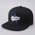 Gorra snapback negra de visera plana con bordado de estrella Dallas para hombres y mujeres - Ajustable / Negro Letra de Pentagrama