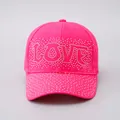 Dettaglio della scritta LOVE in strass scintillanti su un cappellino rosa acceso - Regolabile / Rosso Rosa - LOVE Grande con Strass