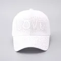 Dettaglio di strass colorati scintillanti che formano la scritta LOVE su un cappellino - Regolabile / Bianco - LOVE Grande con Strass