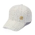 Detail van de witte tweed baseballpet met glinsterende pailletten en gouden R-logo - Wit