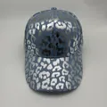 Gorra de béisbol de mezclilla azul con estampado de leopardo plateado y visera curva - Ajustable / Azul Claro Bronceado Leopardo