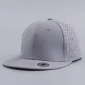 Detail der hellgrauen Hip-Hop-Kappe mit lasergeschnittenen Belüftungslöchern und glatter Textur - Einheitsgröße / Hellgrau
