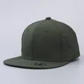 Dettaglio dei fori di ventilazione tagliati al laser su un cappello hip hop verde oliva - Taglia unica / Verde scuro