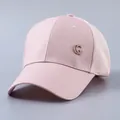 Dettaglio del berretto da baseball in mesh rosa con stemma G in metallo e strass - Regolabile / Rosa