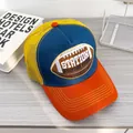 Vista dall'alto di un cappellino trucker vintage con ricamo di football americano - Regolabile / Blu Tesa Arancione (Rugby)