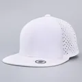 Detail der lasergeschnittenen Belüftungslöcher und Nähte an einer weißen Snapback-Kappe - Einheitsgröße / Weiß
