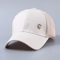 Berretto da baseball in mesh traspirante beige con logo G in cristallo su sfondo grigio - Regolabile / Beige