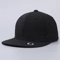 Detail der lasergeschnittenen Belüftungslöcher an der schwarzen Hip-Hop-Snapback-Cap - Einheitsgröße / Schwarz