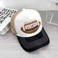 Dettaglio del cappellino trucker vintage con ricamo football e rete traspirante - Regolabile / Bianco Tesa Nera (Rugby)