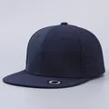 Dettaglio dello snapback blu scuro con tessuto traforato al laser e visiera piatta - Taglia unica / Blu Notte