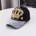 Detalle de una gorra de béisbol negra con borde de perlas y bordado de corona de lentejuelas - Talla Única(57-58cm) / Negro