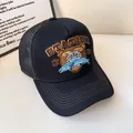 Dettaglio del cappellino trucker nero con ricamo dettagliato di orso bruno e stazione - Regolabile / Nero Solido (Orso e Squalo)