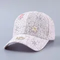 Detailansicht der Blumenspitze mit Strasssteinen auf einer rosa Baseballkappe - Blumen-Stil / Rosa