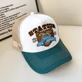 Dettaglio del cappellino trucker retrò con ricamo di orso e rete traspirante - Regolabile / Bianco Tesa Verde (Orso e Squalo)