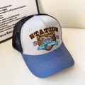 Dettaglio del ricamo dell'orso 3D e delle cuciture su un cappello trucker vintage - Regolabile / Bianco Tesa Blu Chiaro (Orso e Squalo)