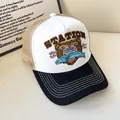 Dettaglio del cappello vintage con ricamo di orso e pannelli in rete traspirante - Regolabile / Bianco Tesa Nera (Orso e Squalo)