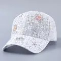 Eleganter weißer Spitzen-Baseballcap mit floralen 3D-Applikationen und glitzernden Strass - Blumen-Stil / Beige