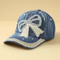 Detalle de gorra vaquera con lazo de perlas y borde decorado con diamantes de imitación - Ajustable / Lazo Perla Strass - Azul Denim