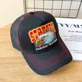 Dettaglio del cappello trucker vintage con cuciture rosse e ricamo a forma di aquila - Regolabile / Nero Solido (Aquila)