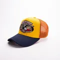 Dettaglio del cappello trucker con toppa aquila e rete arancione traspirante sul retro - Aquila-Giallo + Visiera Navy