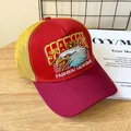 Dettaglio del cappellino trucker vintage con ricamo aquila e contrasto rosso giallo - Regolabile / Rosso Tesa Bordeaux (Aquila)