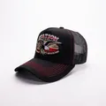 Dettaglio del ricamo dell'aquila e cuciture rosse sul cappellino trucker a rete - Aquila-Nero Tinta Unita