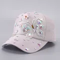 Détail de la casquette lavande avec papillon à paillettes et strass colorés - Gris (Lisse)