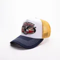 Dettaglio della rete del cappello trucker e patch con aquila su cappellino blu e giallo - Aquila-Bianco + Visiera Navy