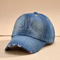 Berretto da baseball in denim blu con scritta LOVE in strass e visiera consumata - Regolabile / Blu Denim - LOVE Grande con Strass