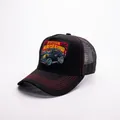 Dettaglio del ricamo Malibu California e della rete sul cappellino trucker nero - Camion-Nero Tinta Unita