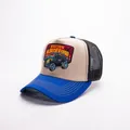 Dettaglio della toppa ricamata Malibu sulla maglia a contrasto del cappello trucker stile baseball - Camion-Beige + Visiera Blu Reale