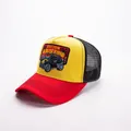 Dettaglio della toppa vintage Malibu California sul cappello trucker in rete tricolore - Camion-Giallo + Visiera Rossa