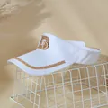 Visiera parasole bianca con lettera D in strass dorati e tesa larga per l'estate - Regolabile / Bianco
