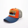 Dettaglio della rete traspirante e del ricamo del tramonto sul cappello trucker bicolore - Barca-Arancione + Visiera Blu