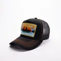Dettaglio del cappello trucker con toppa Station ricamata e cuciture arancioni a contrasto - Barca-Nero Tinta Unita