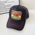 Dettaglio cappello trucker vintage nero con ricamo motocross e cuciture rosse sulla visiera - Regolabile / Patch Moto Nero Solido
