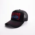 Dettaglio della rete nera traspirante e del ricamo da corsa rosso sul cappello - Corse-Nero Tinta Unita