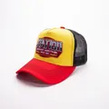 Dettaglio del pannello frontale giallo con ricamo vintage e visiera rossa sul cappello - Station-Giallo + Visiera Rosso Scuro