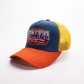Dettaglio ravvicinato del cappello trucker con ricamo vintage e rete traspirante - Station-Blu + Visiera Arancione