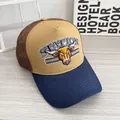 Dettaglio del cappellino vintage con ricamo di toro e rete posteriore traspirante - Regolabile / Khaki Tesa Blu Notte (Testa di Toro)