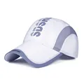 Detail van de sneldrogende sportpet met ademend mesh en SUSU-logo op de voorkant - Wit/Lichtpaars (Stijl A)