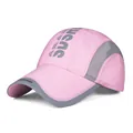 Detail van de roze sportpet met mesh zijpanelen en UISPORT print op de klep - Roze/Grijs (Stijl A)