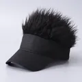 Lustiger schwarzer Visierhut mit Kunsthaarperücke für Retro-Hip-Hop-Kostümpartys - Schwarzer Baseballhelm / Schwarze Perücke
