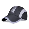 Detailweergave van het ademende mesh zijpaneel op de sneldrogende outdoor baseballcap - Donkergrijs/Lichtpaars (Stijl A)