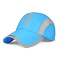 Detail van sneldrogende honkbalpet met grijs ademend mesh en reflecterend UISPORT-logo - Hemelsblauw/Grijs (Stijl A)