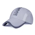 Détail des panneaux en maille respirante et du logo SPORT sur la casquette de sport - Gris-Violet Clair/Gris Foncé (Style A)