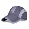 Détail de la casquette de sport grise avec mesh respirant et impression logo SUSRU - Gray/Light Gray (Style A)