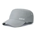 Detalle de la gorra militar gris de secado rápido con letras laterales y ojales de ventilación - Ajustable / Estilo con Letras Impresas / Gris claro