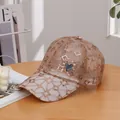 Detail von Pailletten-Rautenmuster und Metallherz auf atmungsaktiver Mesh-Cap - Kaffee Atmungsaktiv Spitze Herz